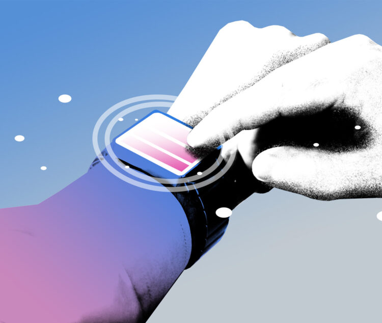 Finger tippt auf Smartwatch am Handgelenk