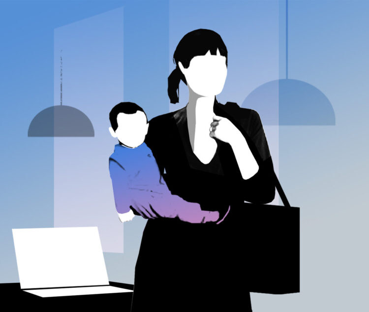 Frau mit Kind auf dem Arm steht neben Laptop