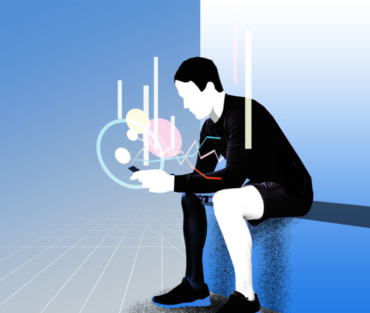 Mann mit Beinprothese sitzt mit Smartphone