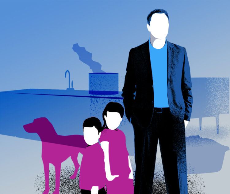 Mann steht mit zwei Kindern und Hund in Kueche