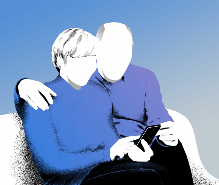 Älteres Pärchen sitzen Arm in Arm auf dem Sofa und blicken auf ein Handy PWWL Illustration